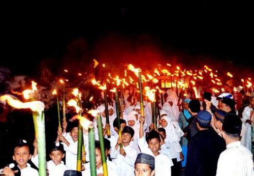 イスラム正月の前夜は、松明のようなものを持って練り歩きます