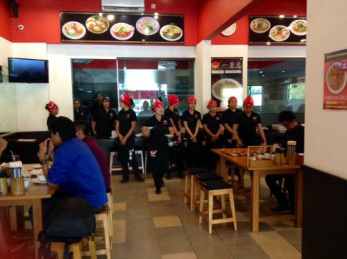 全体的にどこのレストランも、店員が多い！