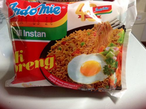 ミーゴレンのインスタント。20円ぐらいですが、けっこう美味しい！