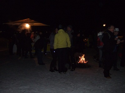 氷点下の中、暖を取る大人たちを横目に子どもたちやワンちゃんたちは元気に走り回っていました（笑）。