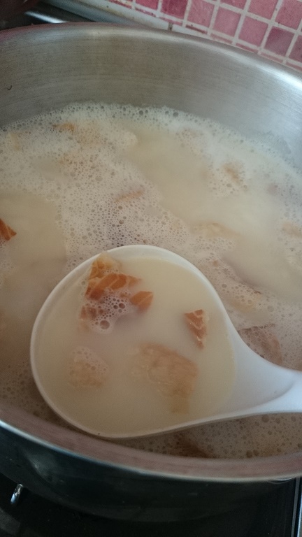 持ち帰りの干しタラスープ、家でもう一度温めて食べるとお店の味そのまま！