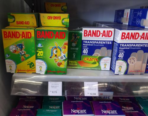 サッカーW杯ブラジル大会のキャラクターのアルマジロのイラストが描かれたJohnson & Johnsonのバンドエイド