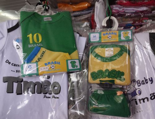 乳幼児向けのブラジルカラーの服