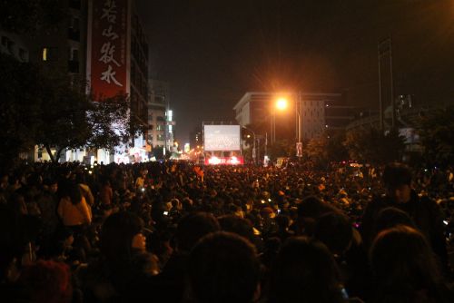 会場前の通りより