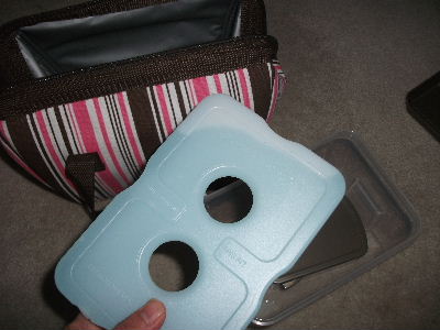 水色部分は保冷剤。冷凍庫に入れて冷やしておきます