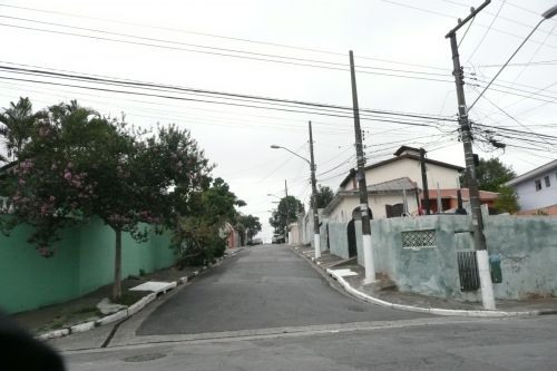 電柱が通りの片側に集中している住宅街の風景