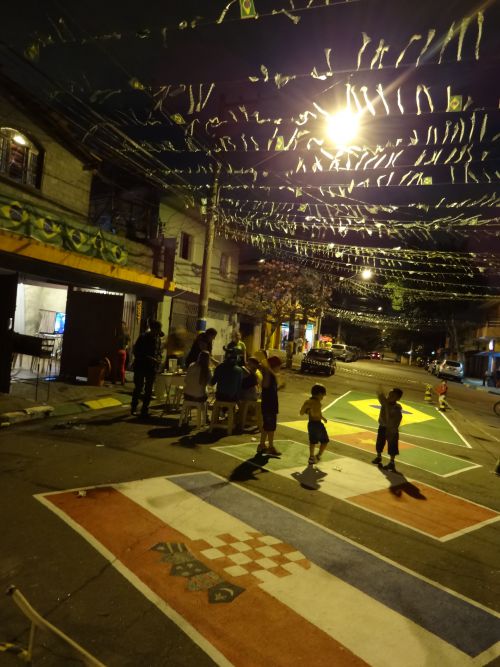 紐の片側を電線に結び、もう片側は家屋などに結び、その紐にさらに飾りを付けるような光景