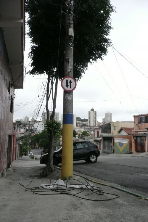 珍しくない地上に電線が落ちている光景