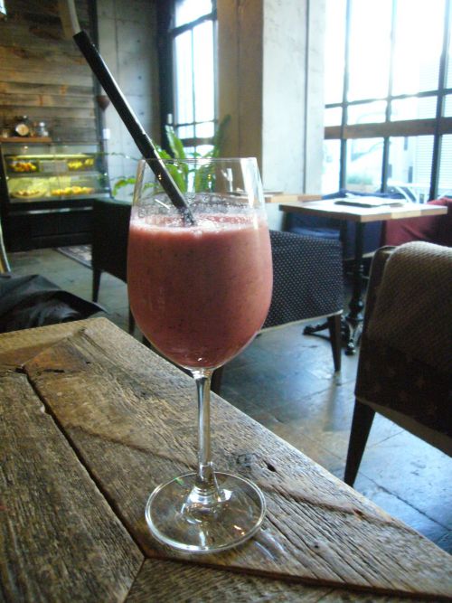 ベリーのスムージです。背景が禁煙側のソファー席