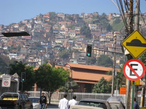 リオの丘に広がるファヴェーラ（２０１３年８月１３日筆者写す）