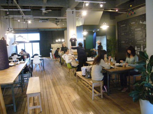 カフェ店内。広々です