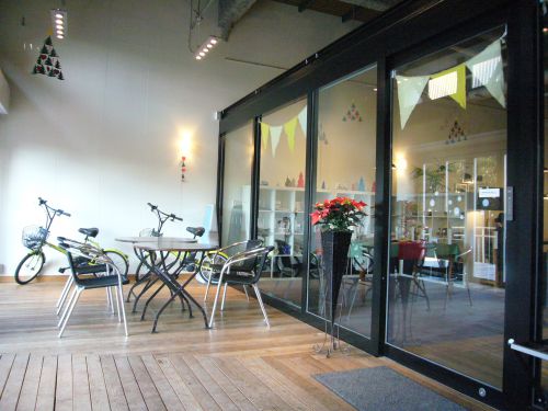 屋内のテラススペース。ゆったりしてます