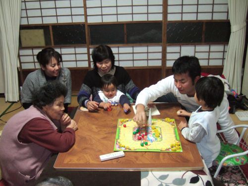 ８４歳の祖父母と４歳の甥　