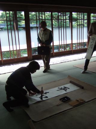 母は「平和」を願って少し大きめの半紙に書きました