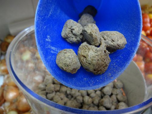 乾燥した黒っぽい調理前の大豆肉