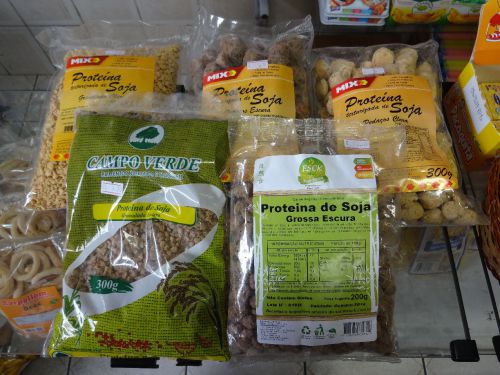 食料品店で袋入りで販売されている大豆肉