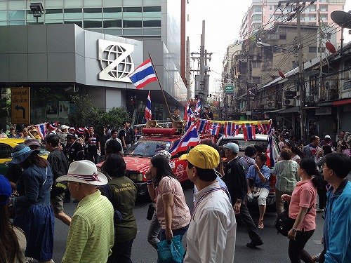 繁華街で行われたデモ行進
