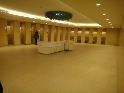 広すぎる女性用トイレ　真ん中には2個の手洗い場