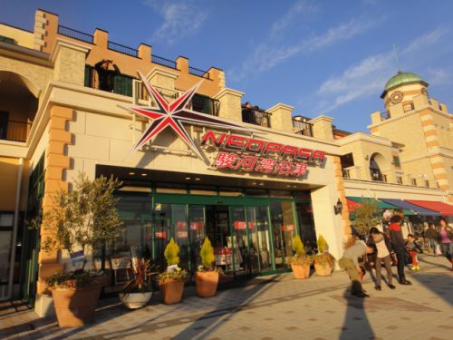 南欧風の建物なのにパチンコ屋のような看板が唯一残念。