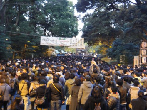 正面奥に見えるのが本殿　ここから数時間かかりそう