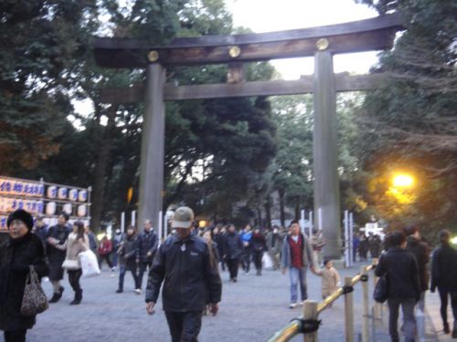 入口の鳥居付近はまだこれくらいの人