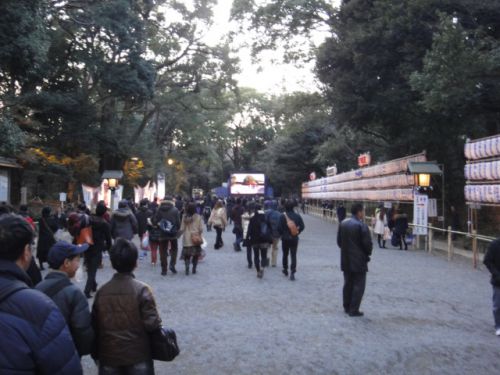 右側には提灯が並び、正面には電光掲示板