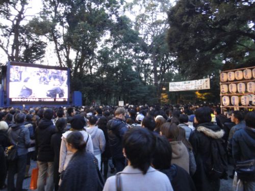 この電光掲示板からが長蛇の列