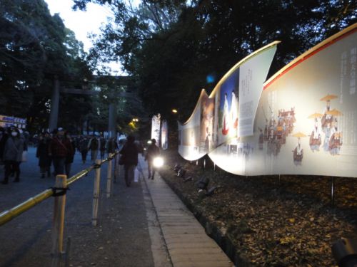 参道の両側には避難路が設けられています。