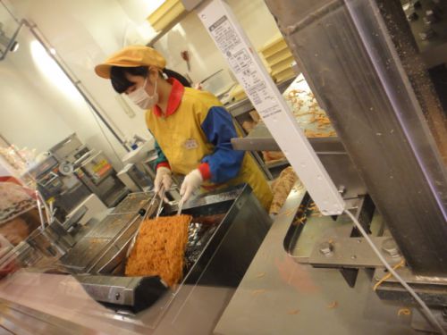 揚がったばかりのベビースターラーメン