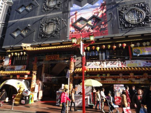 こちらも複合型ビル　お土産、マッサージ、占い、食べ物屋など様々