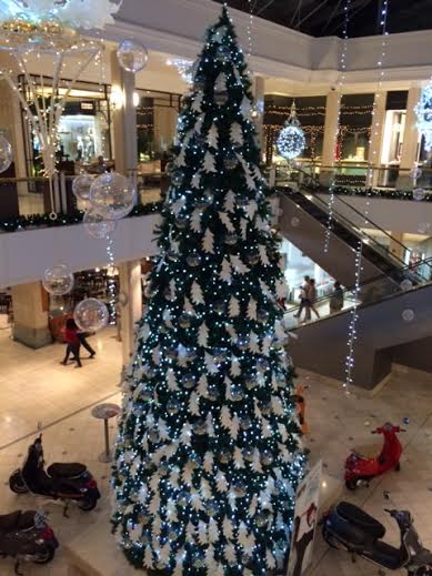 ショッピングモール内の大きなクリスマスツリー