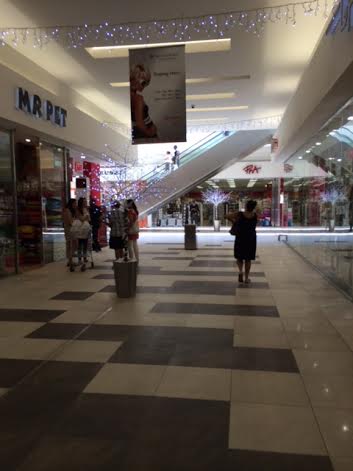 閑散としたヨハネスブルグのショッピングモール