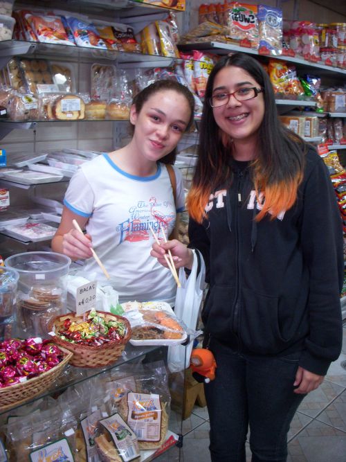 日本食品店でおやつ代わりに弁当を食べていたブラジルの中学生