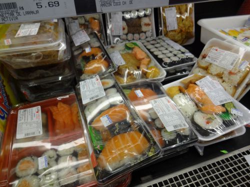 サンパウロの日本人（日系人）が多い地区の一般のスーパーで販売されている弁当や寿司パック