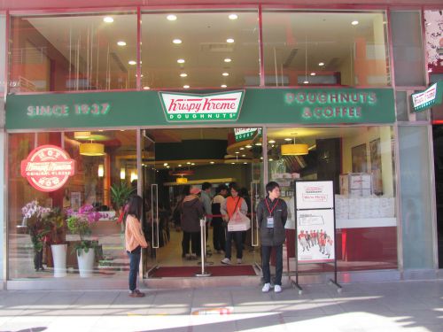 1月1日11:00ごろの様子。入口から見て右側がテイクアウト専用レジ。