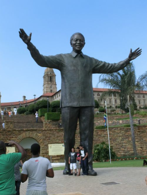 マンデラ像　正面。背景はユニオンビル。