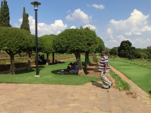 銅像のあるユニオンビルの正面は、広大な庭になっています。無料で入場でき、ピクニックをしたり木陰で休んだりと、気軽に来れる庭でもあります。