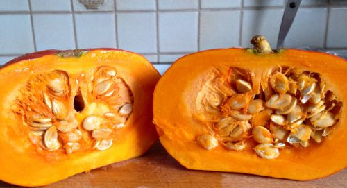 切ると中身も綺麗なオレンジ色。