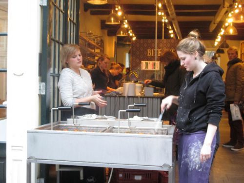 大晦日当日は店前で揚げている所も！