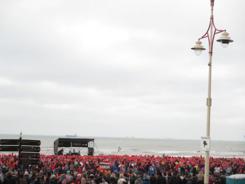 舞台では司会と歌手が会場を盛り上げていました