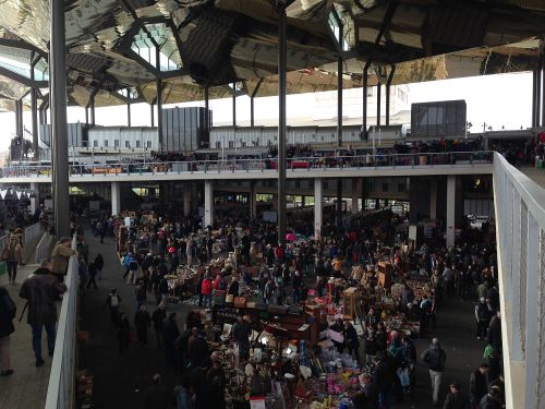 近年、新しくガラス張りの屋根が造られた会場の中の様子