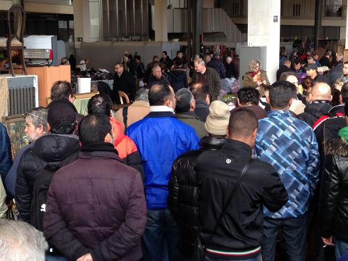 絵画の競売で、集まっていた人々。掛け声を聞いていると、ちょっと怖かった