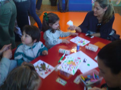 バレンタインの日にちなんで実施された学校のオープンクラス。保護者も授業に参加しました。