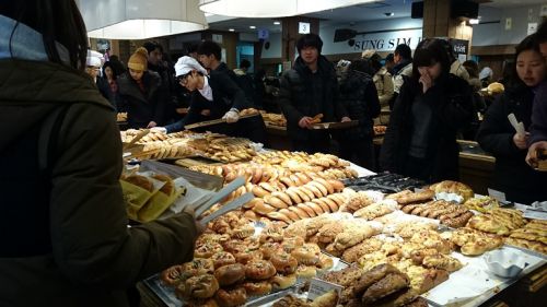 週末の聖心堂本店。一番人気は揚げそぼろパン（見た目がメロンパンに似たアンパンを揚げたもの）