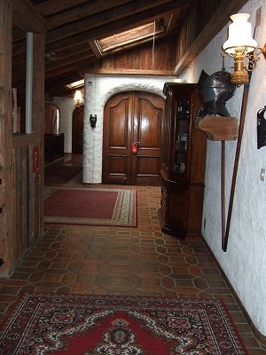 夜に歩くとちょっと怖いかも？ホテル室外の廊下