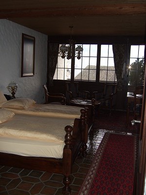 ホテル室内。漆喰っぽい壁と古めかしくみせた（？）木のコンビネーションが、日本のお城をも思い出させます