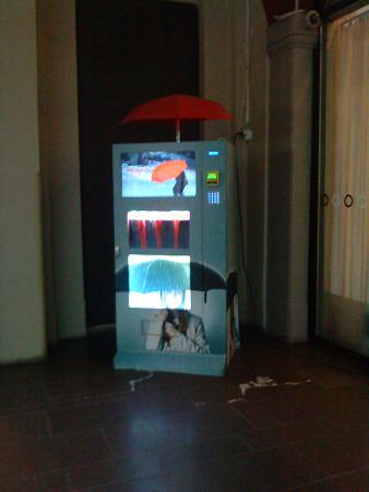 傘の自動販売機、赤青黒の3色から選ぶことができます