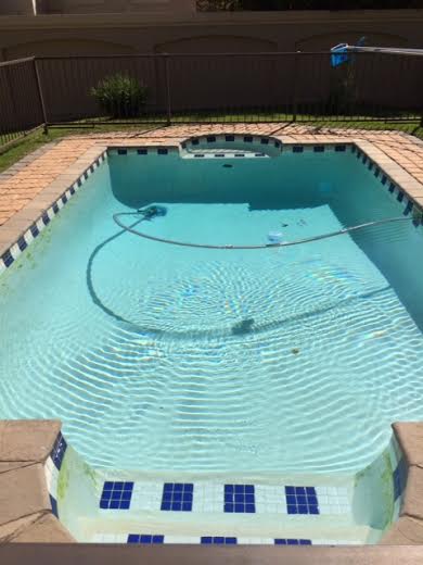 家庭のプール。長さは10メートルほど