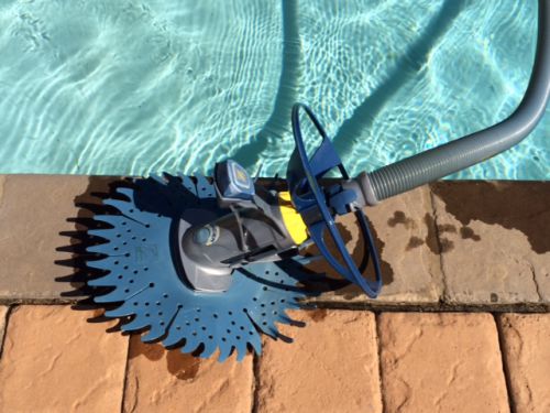 電動で動くプール用掃除機。プールの内壁に吸い付き、ランダムに動き回りながらゴミを吸い集めます