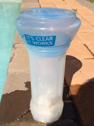 固形の塩素が入ったプラスチックの筒をプールに浮かべます